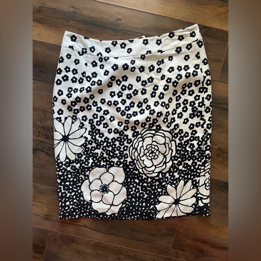 Harold’s Black White Floral Silk Pencil Skirt Size 8 Classic Preppy Work